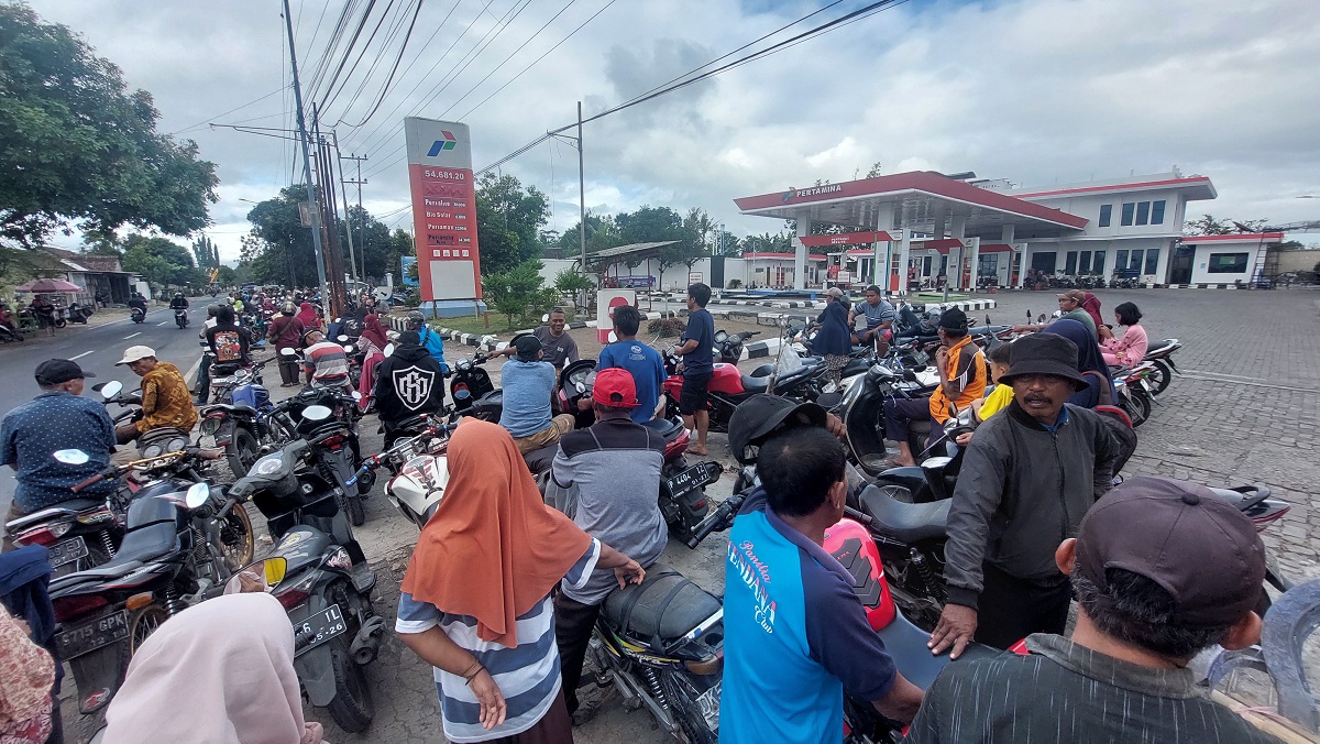 MENUNGGU GILIRAN: Pengendara sepeda motor antre menunggu pengisian BBM hingga di depan SPBU Jenggawah, Desa Wonojati, Kecamatan Jenggawah, Selasa (29/7/2025).