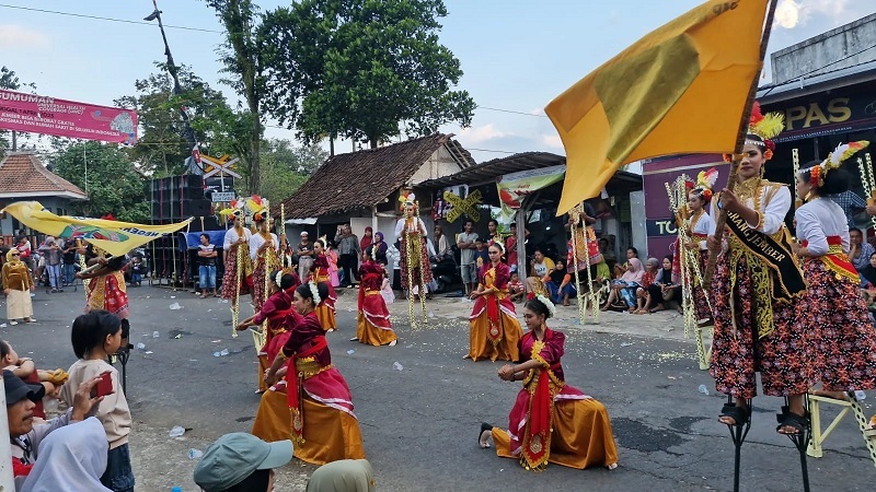 ELEGAN: Para siswa SMPN 1 Ledokombo saat tampil menari dengan egrang pada puncak Festival Egrang XIII Tanoker di Desa/Kecamatan Ledokombo, Sabtu (26/7/2025). 