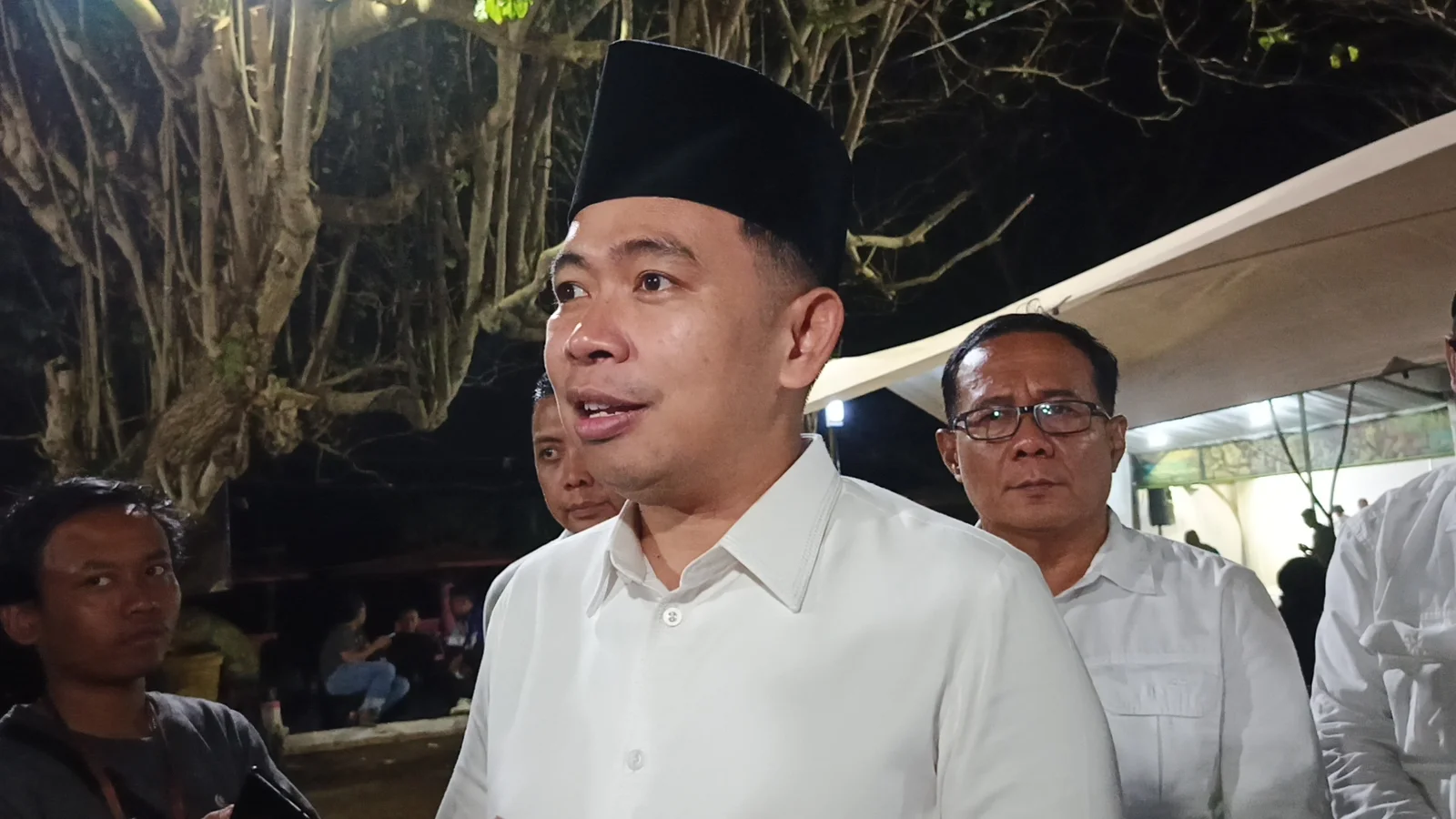 BEBERKAN RENCANA: Bupati Fawait saat membocorkan rencana strategis pemerintah pusat untuk pembangunan infrastruktur di Jember, saat gelaran Bunga Desaku jilid 3 di Ambulu, Minggu (28/7/2025).
