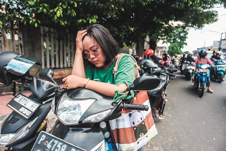 KELELAHAN: Silva Fitrotin Nadia kelelahan setelah antre lebih dari 15 jam, di SPBU jalan A Yani, Senin (27/7).