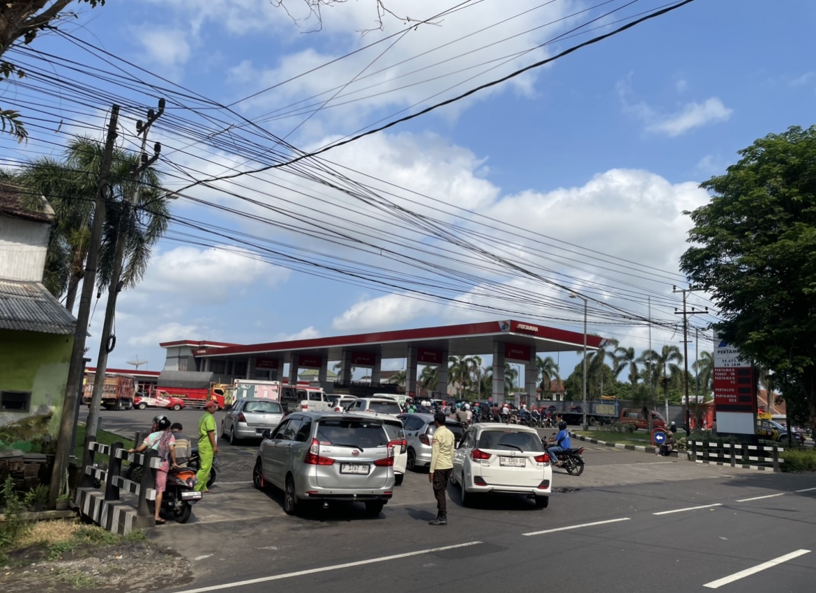 PENUH: Antrian SPBU 54.673.12 yang terletak di desa Selokbesuki, Kecamatan Sukodono mulai dipadati puluhan kendaraan yang antri mendapatkan Bahan Bakar Minyak (BBM). (ADE APRYANIS/RAME)