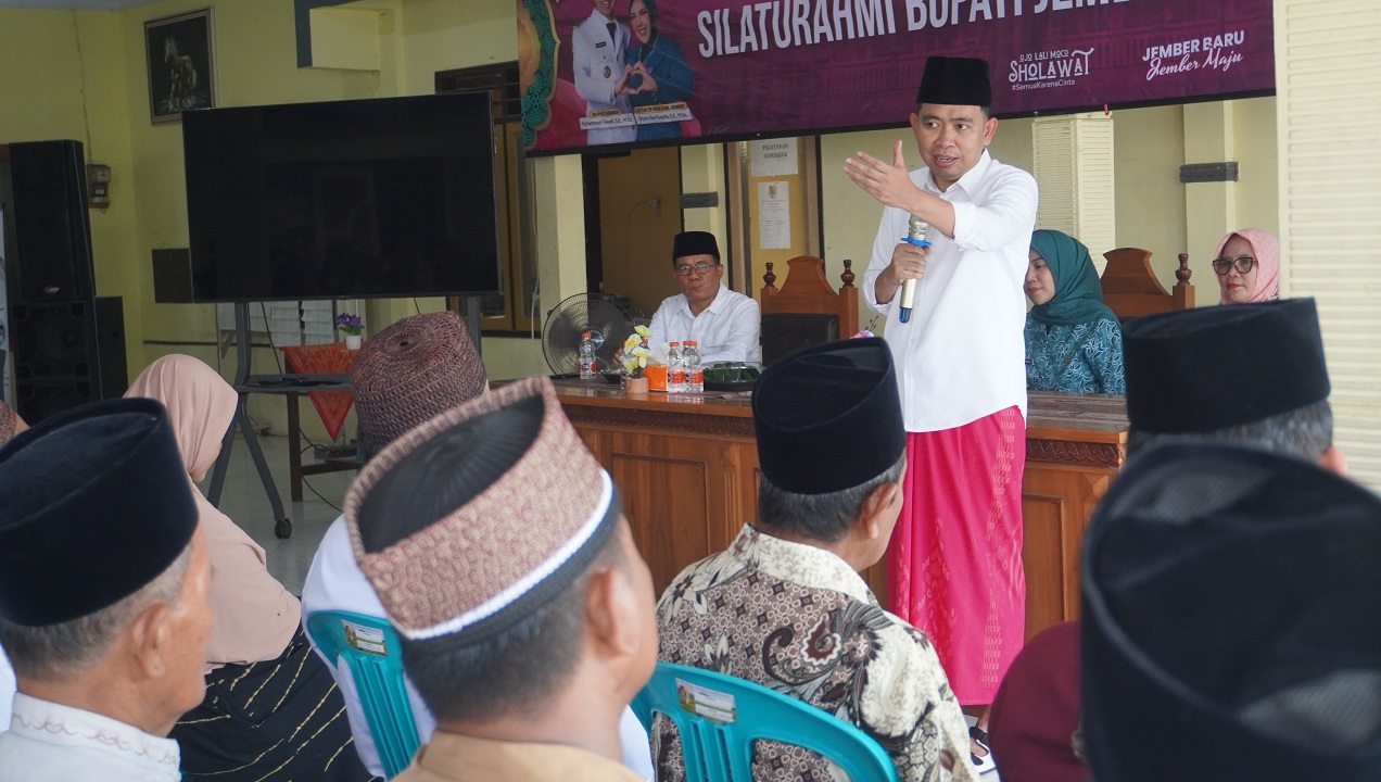 BANGUN KEBERSAMAAN: Bupati Fawait saat bersilaturahmi dengan puluhan guru ngaji, saat melangsungkan Program Bunga Desaku jilid 3, di Kecamatan Ambulu, Minggu (27/7/2025).