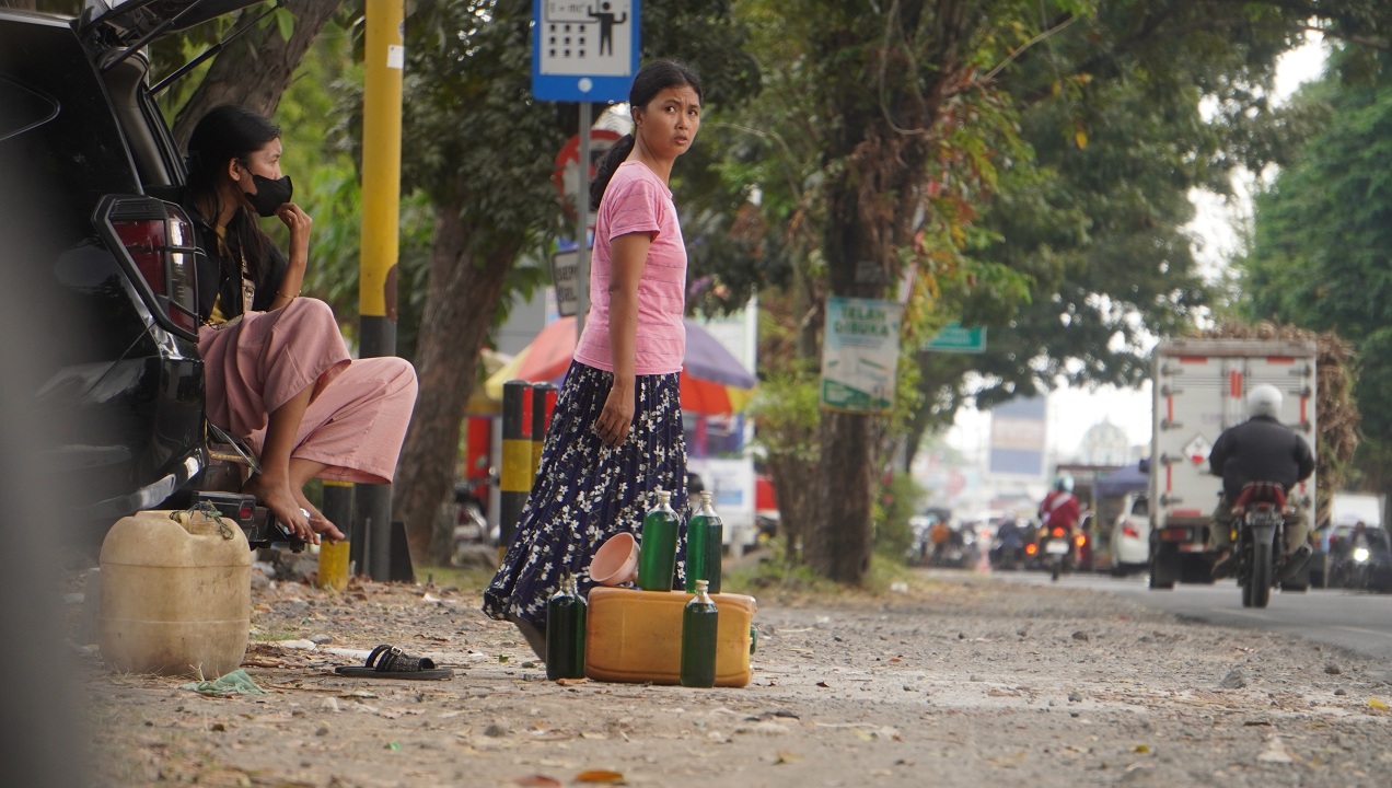 TAK LAKU: Penjual BBM eceran dadakan menjual menggunakan mobil di dekat SMKN 5 Jember (29/7/2025).