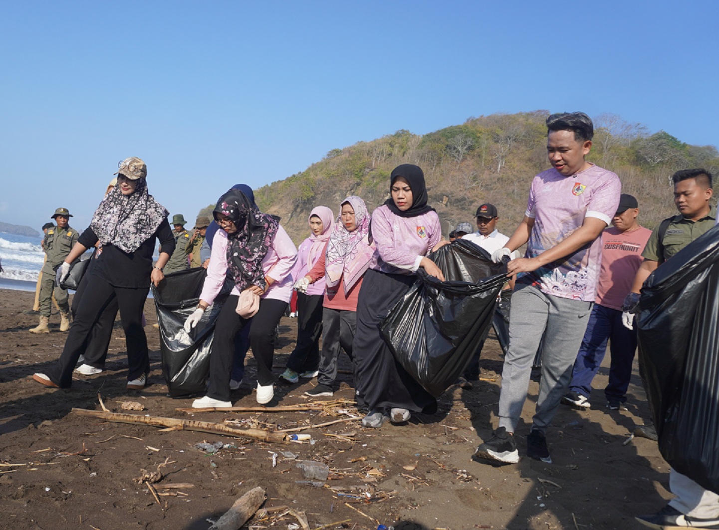 KAMPANYEKAN KEBERSIHAN: Bupati Fawait mengajak anak-anak sekolah, pegiat lingkungan, hingga jajaran OPD Pemkab Jember, memunguti sampah di Pantai Watu Ulo, Ambulu, Senin pagi (28/7/2025).