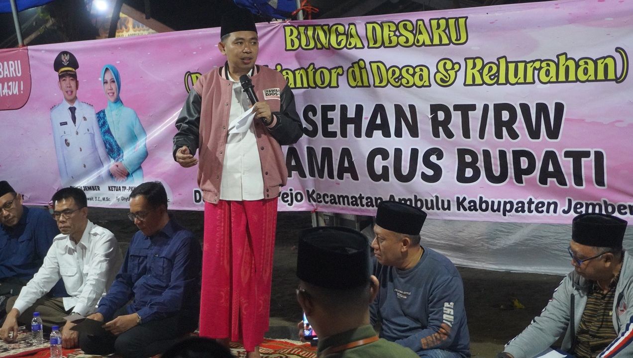 SARASEHAN: Bupati Fawait saat sarasehan dengan puluhan kepala desa, beserta ketua RT dan RW, saat melangsungkan Bunga Desaku jilid 3 Pantai Watu Ulo, Ambulu, Minggu malam (27/7/2025).
