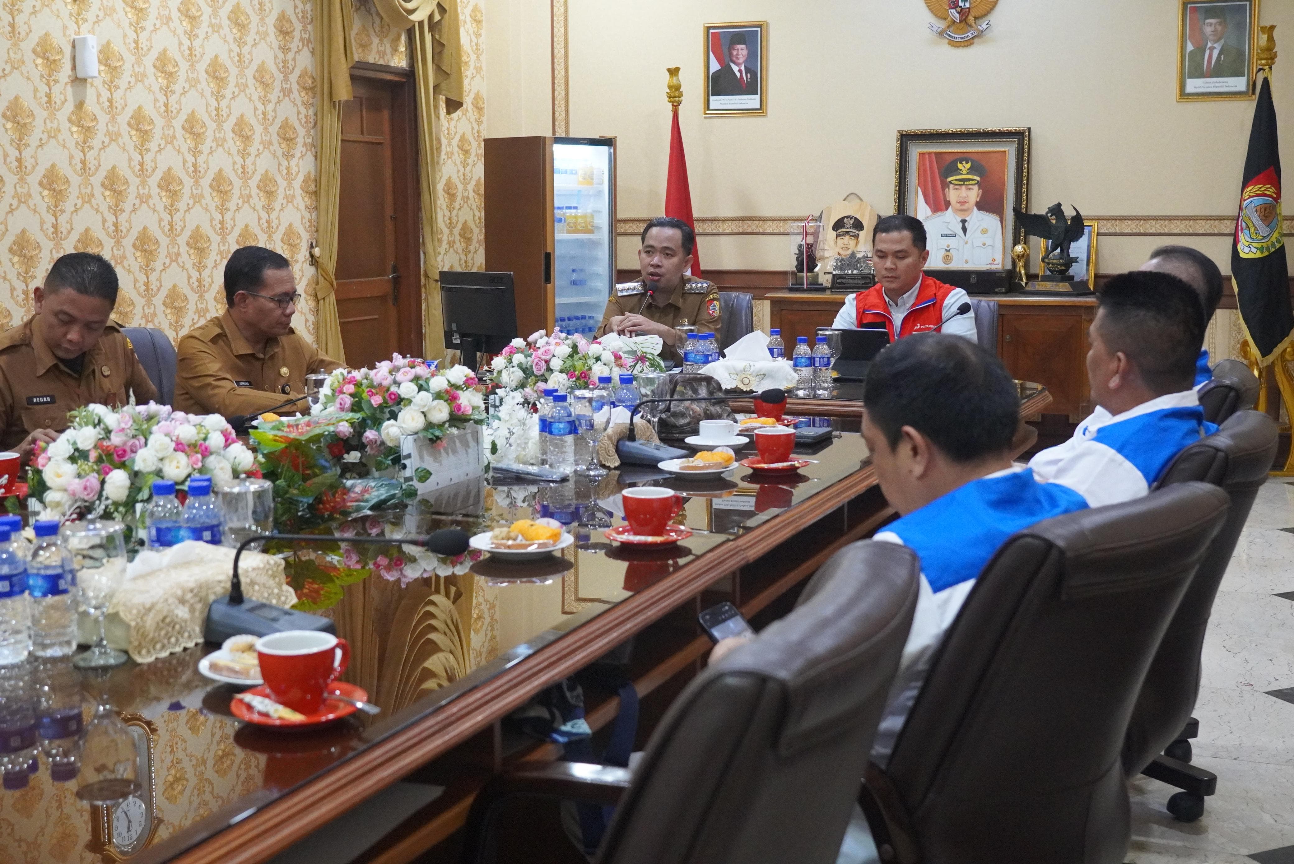 Bupati Fawait saat audiensi bersama perwakilan dari Pertamina dan hiswana Migas Besuki, di Pendopo Wahyawibawagraha, Selasa (29/07/2025). (Foto. Diskominfo)&nbsp;