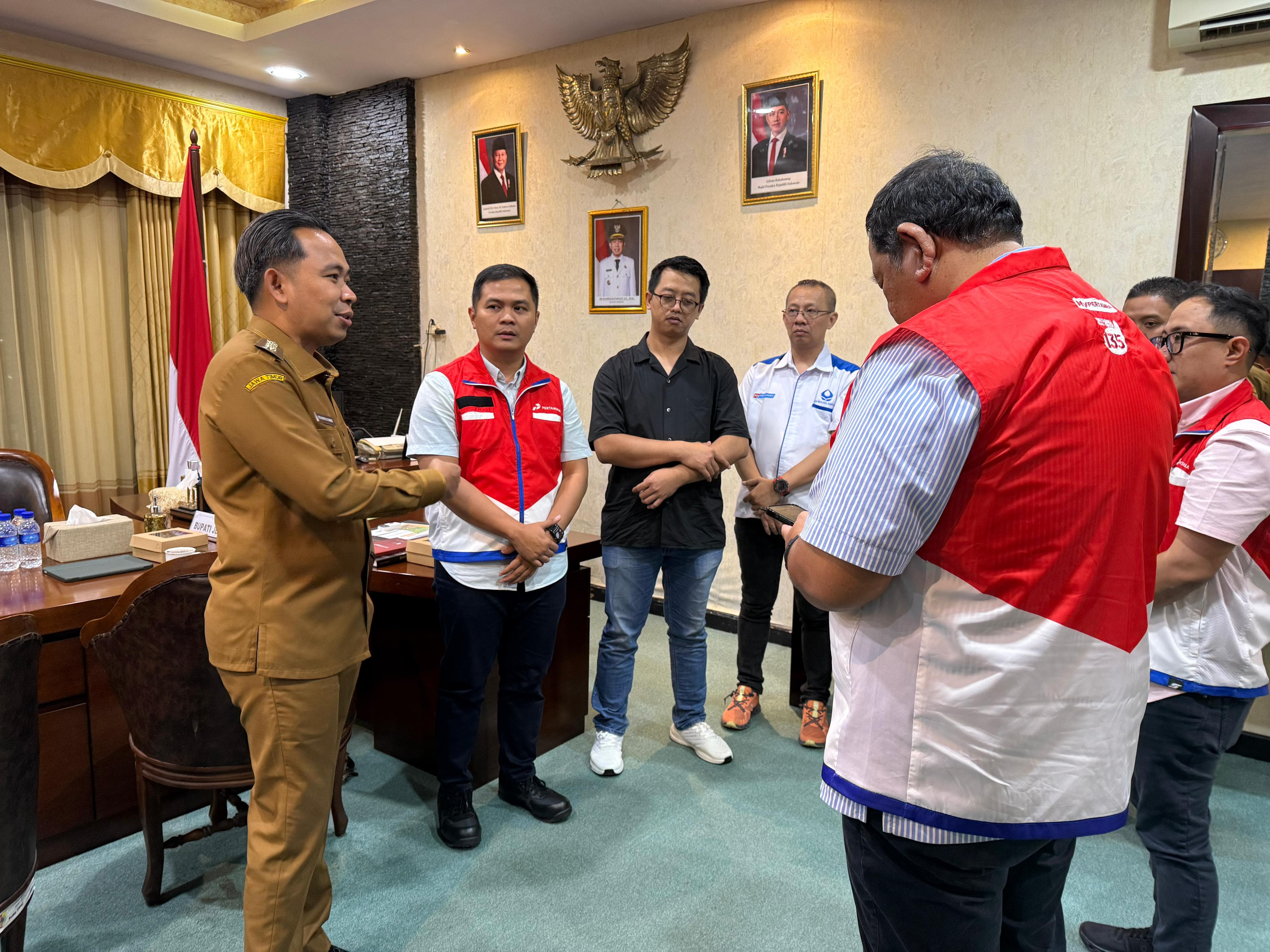 SINERGI: Bupati Fawait seusai audiensi bersama perwakilan Pertamina dan Hiswana Migas Besuki, di Pendopo Wahyawibawagraha, Selasa (29/07/2025). (Foto. Diskominfo)&nbsp;