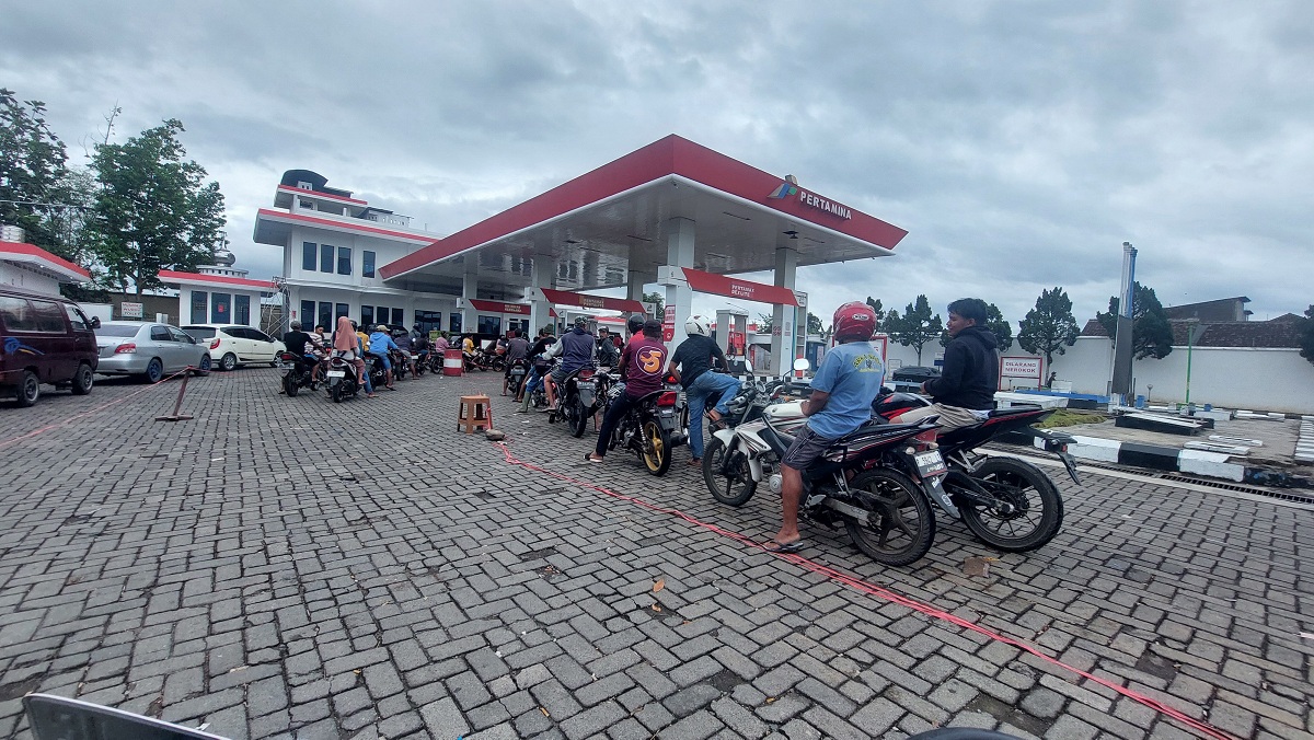 ADA ANTREAN: Pengendara sepeda motor dan roda empat antre di SPBU Jenggawah, di Desa Wonojati, Kecamatan Jenggawah, Rabu (30/7/2025).