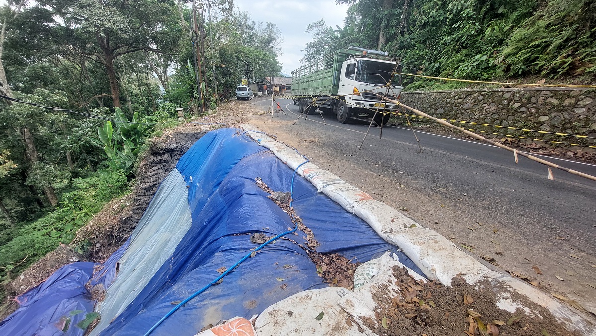 RETAKAN SEMAKIN LEBAR: Para sopir meminta plengsengan yang ambrol di Km 37.600 juga diperbaiki saat Jalur Gumitir ditutup total.