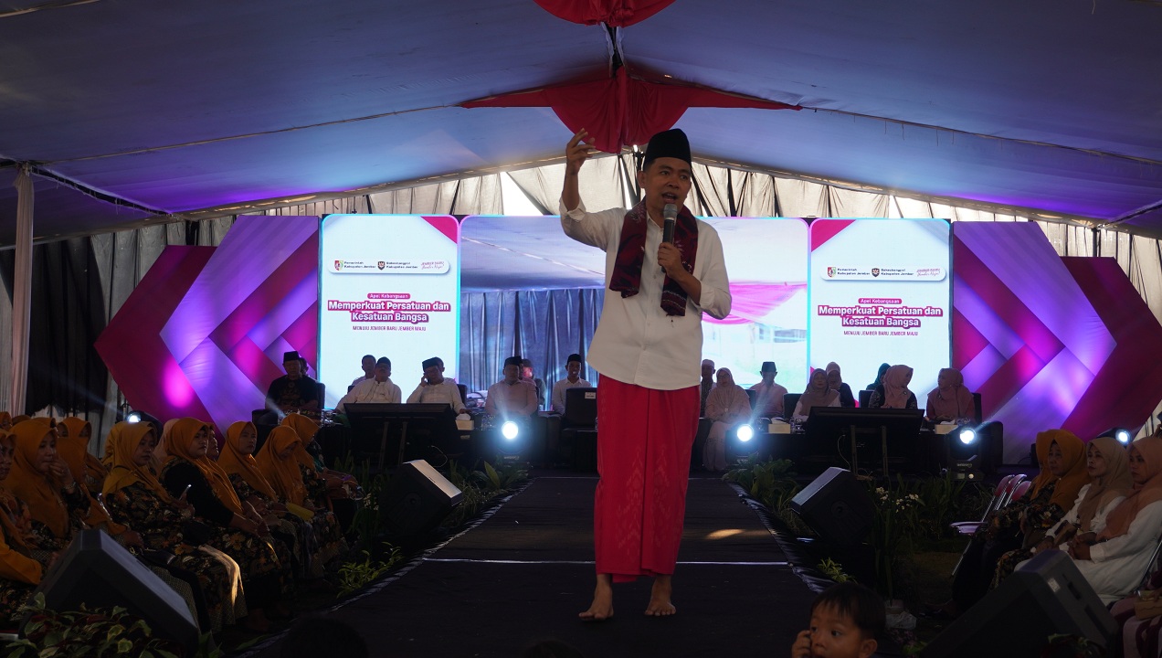 SAPA WARGA: Bupati Fawait saat menyapa masyarakat saat Apel Sholawat Kebangsaan, rangkaian Bunga Desaku jilid 3, di Kecamatan Ambulu, Jember (28/7/2025).