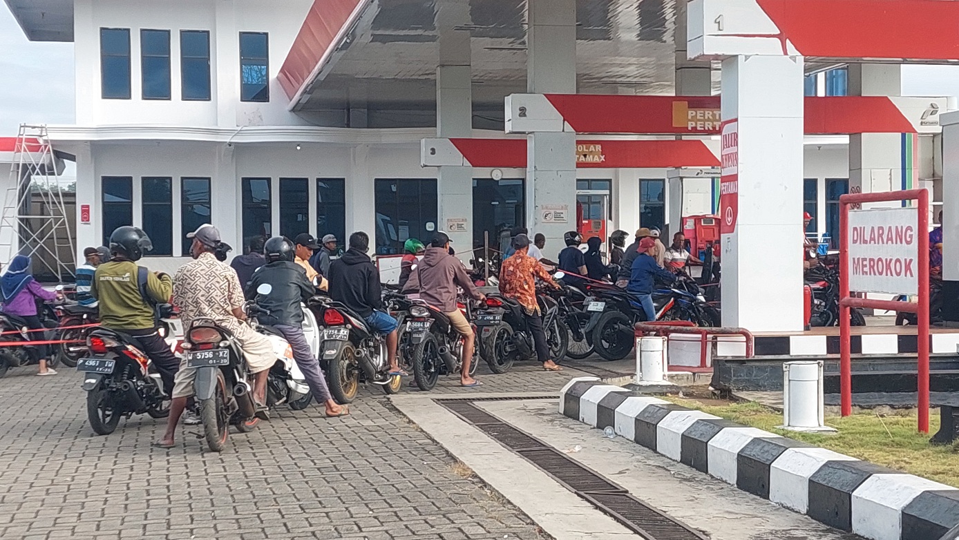 MASIH ADA ANTREAN: Antrean kendaraan roda 2 dan roda 4 di SPBU Jenggawah, Kecamatan Jenggawah.