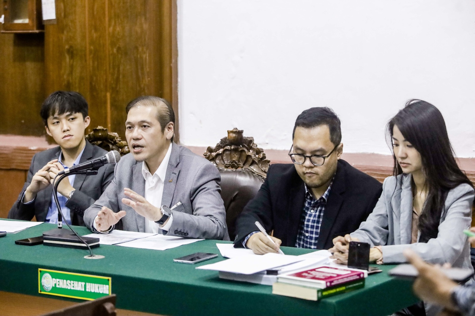 DARI PAKAR: E.L. Sajogo, pengacara Jawa Pos bertanya ke Hadi Subhan, ahli kepailitan yang dihadirkan dalam sidang di Pengadilan Niaga Surabaya kemarin (31/7).