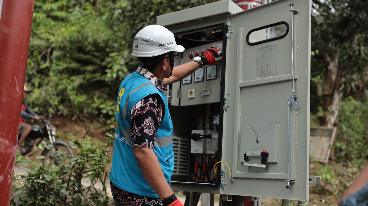 Salah seorang teknisi saat memeriksa panel trafo PLN. (Foto. PLN)