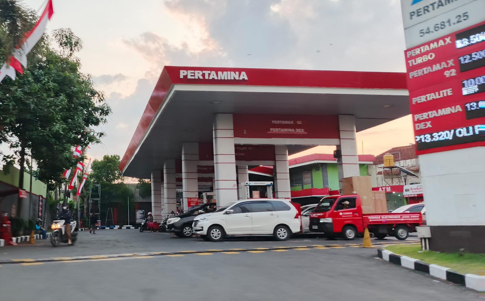 SPBU Ahmad Yani, di Jl. Ahmad Yani, Kepatihan, Jember kota, melayani pembeliaan BBM, pada Kamis (31/8/2025), setelah diterjang krisis dalam beberapa hari terakhir. (Foto. Maulana/Radar Jember)