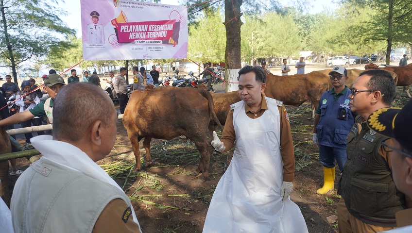 MULAI DIPERSIAPKAN: Bupati Fawait saat meninjau Yankeswandu di Desa Sumberejo, Ambulu, saat giat Bunga Desaku jilid 3, (28/7/2025).