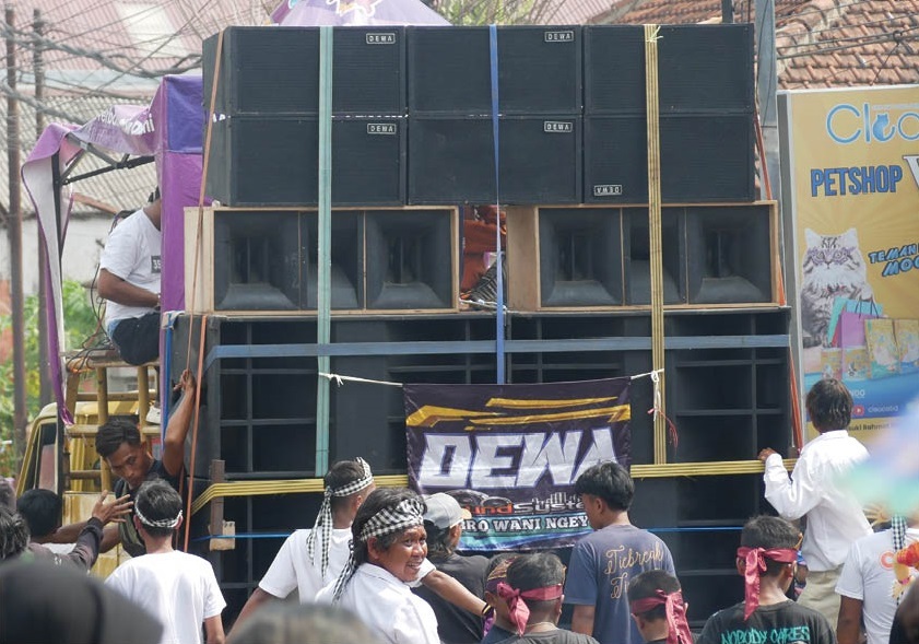 GUNAKAN SOUND HOREG: Salah satu tim karnaval budaya menggunakan sound horeg pada awal September 2024 lalu. Gubernur Khofifah menegaskan sound horeg harus diatur.
