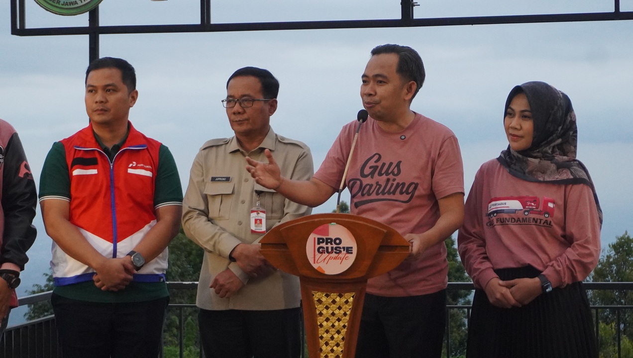 KEMBALI NORMAL: Bupati Jember Gus Fawait saat menyampaikan press release yang pencabutan SE sekolah daring dan WFH bagi ASN, di Puncak Rembangan, Desa Kemuning Lor Kecamatan Arjasa, Jumat kemarin.