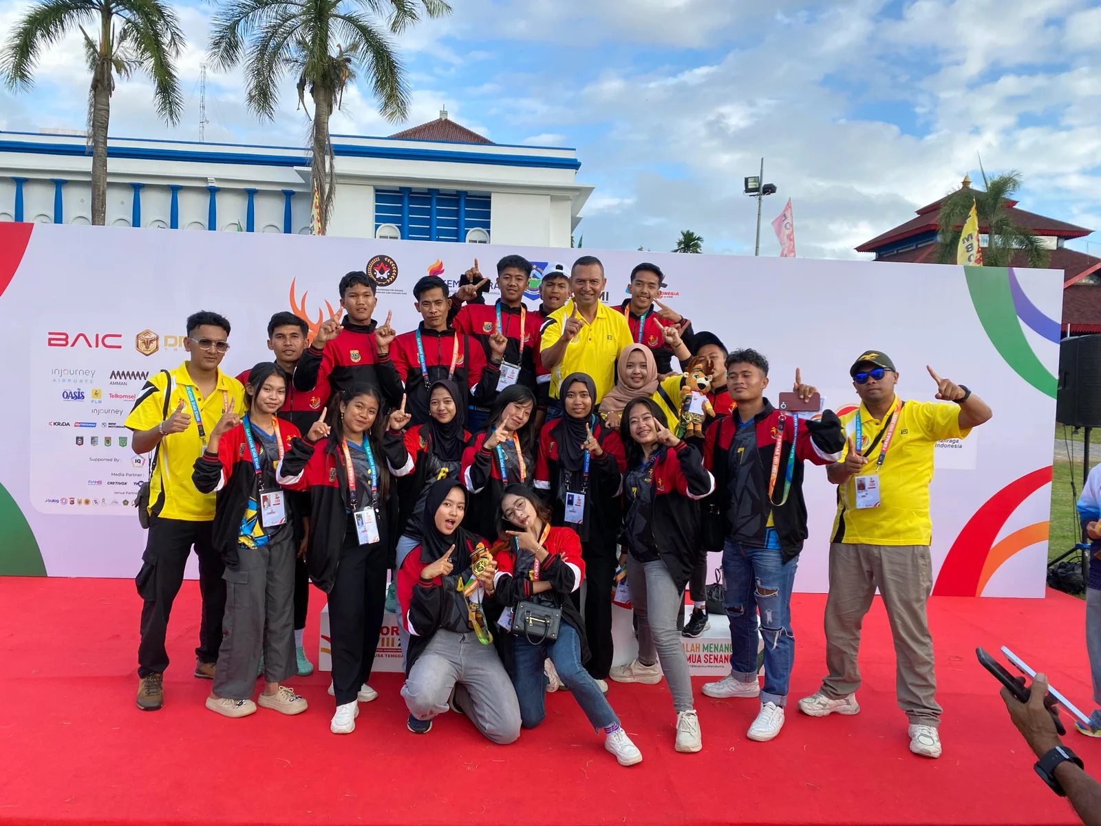 MEMBANGGAKAN: Tim hadang Bondowoso menerima medali, setelah dipastikan menjadi juara dalam Fornas di NTB.