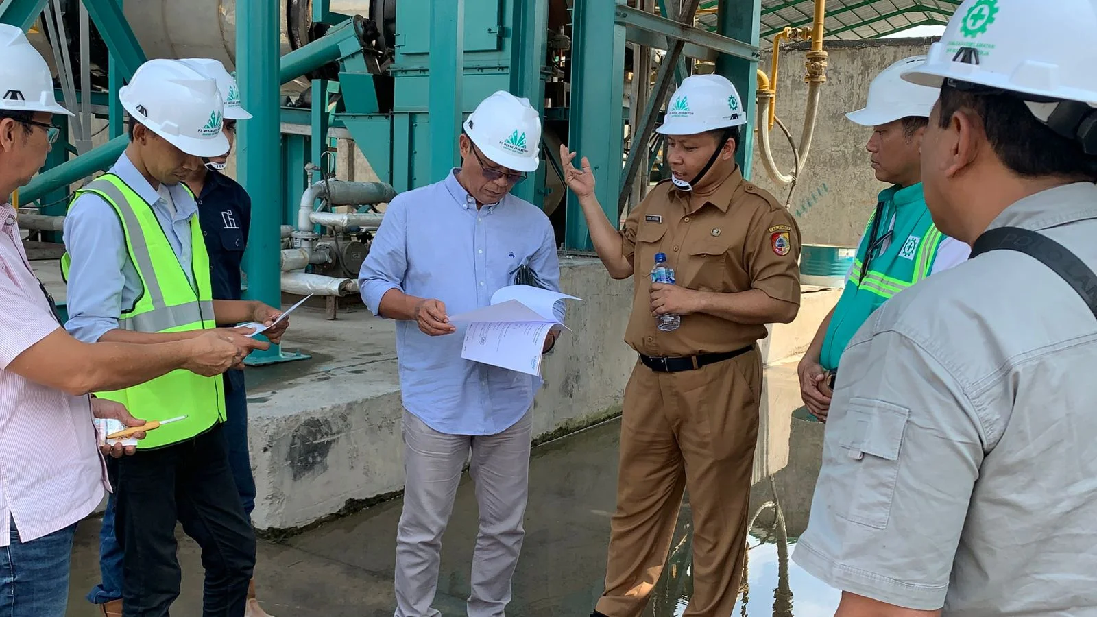 CEK KESIAPAN: Ketua Komisi C DPRD Jember memeriksa material dan kelengkapan administrasi perusahaan pencampuran aspal (AMP) di PT Merak Jaya Beton, Bangsalsari, Senin (28/7/2025).