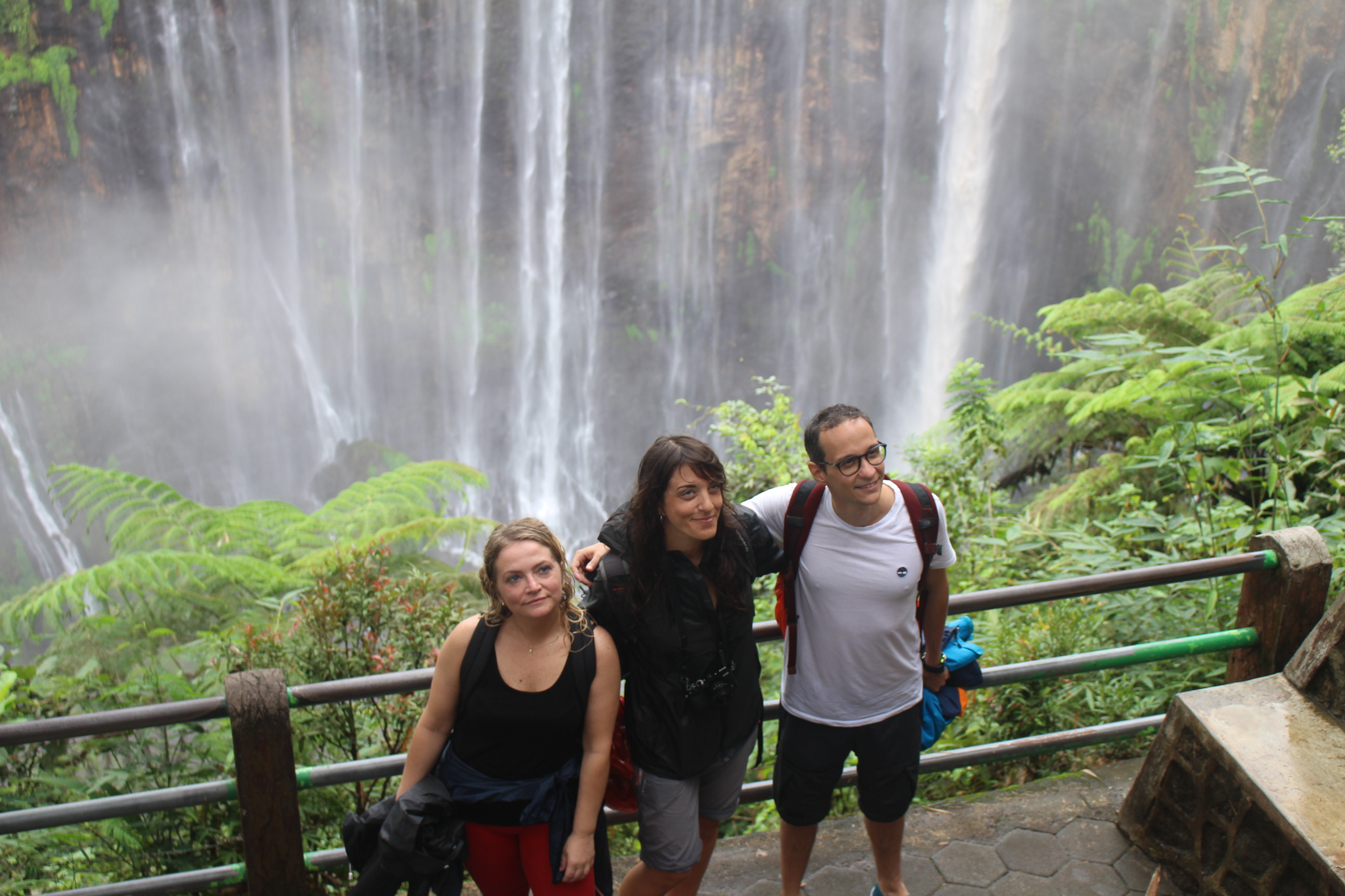 INDAH: Wisatawan asing saat mengunjungi keindahan wisata alam Tumpak Sewu, di Pronojiwo. (ADE APRYANIS/RAME)