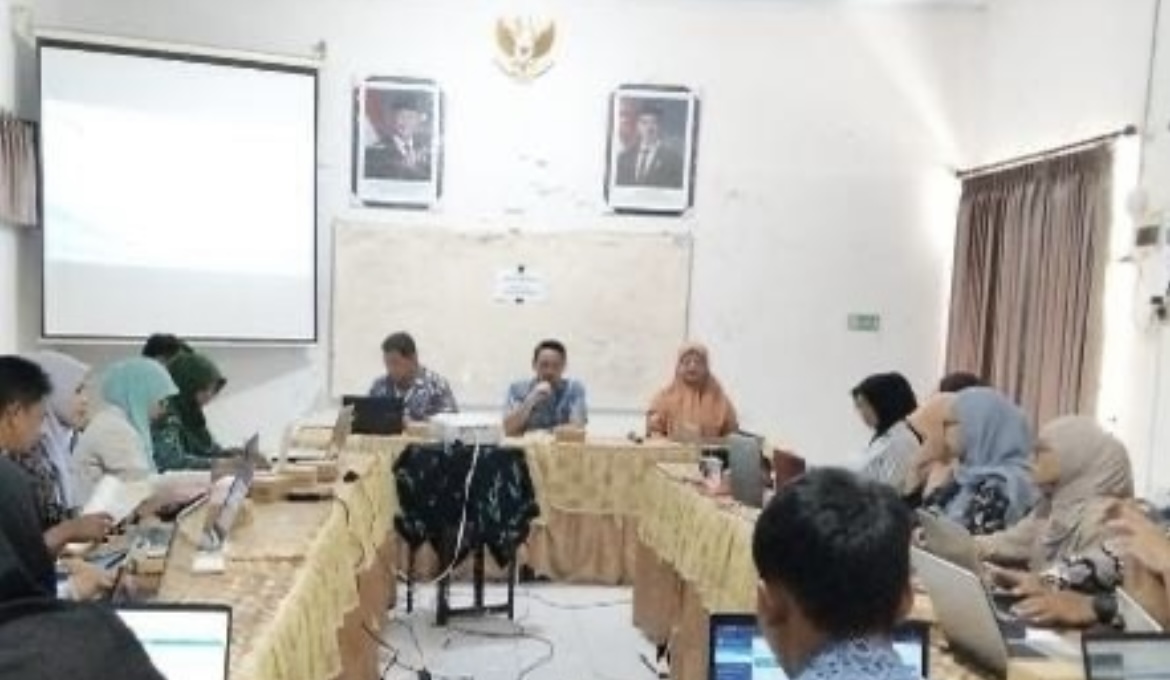 LATIH: Sejumlah pengurus BUMDes di Lumajang saat mengikuti pelatihan penggunaan aplikasi Forsa, kemarin. (ATIEQSON MAR IQBAL/RAME)