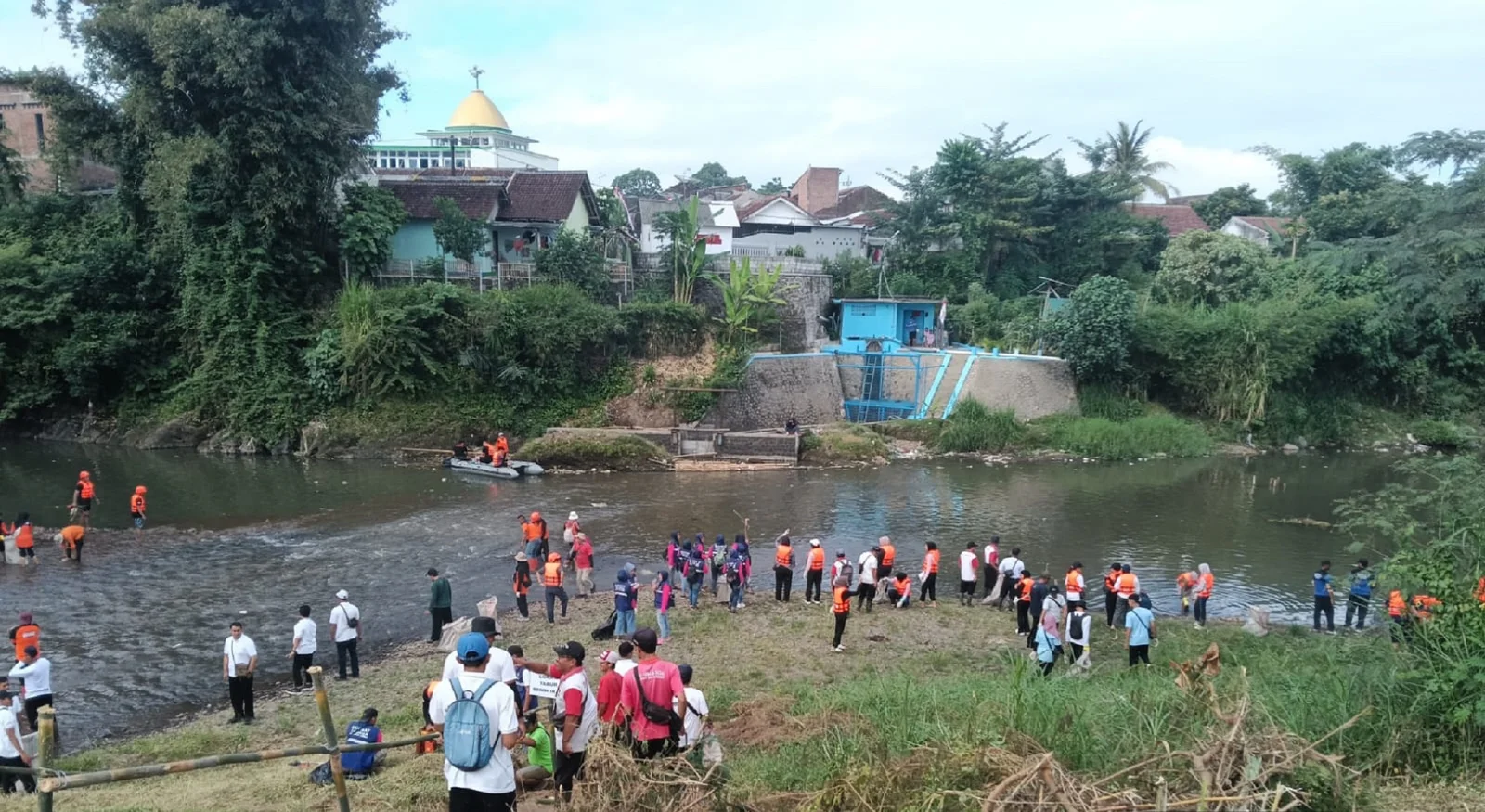 JAGA ALAM: Pegiat lingkungan dan relawan saat aksi bersih Sungai Kalijompo dan Bedadung di Kelurahan/Kecamatan Kaliwates, Kamis lalu (31/7).