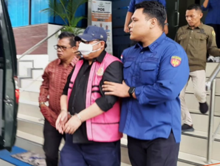 SUDAH MASUK SIDANG: Irwan Bachtiar Eks Wabup Bondowoso ketika dijadikan Tersangka pada Februari 2025 lalu oleh Kejari Bondowoso.