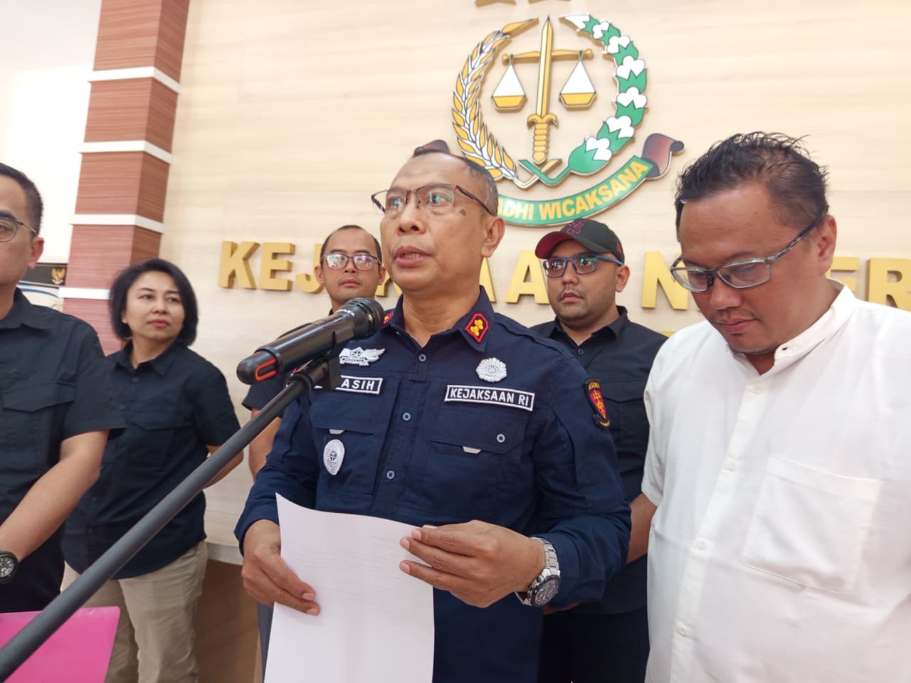 SAMPAIKAN: Kejaksaan Negeri Lumajang saat menyampaikan kronologi penggeledahan, Jumat (01/08) lalu. (ATIEQSON MAR IQBAL/RAME)