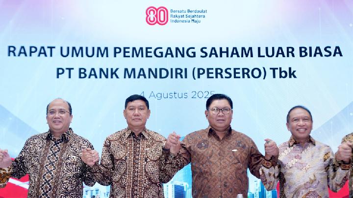 (Ki-Ka) Direktur Utama Bank Mandiri Riduan, Komisaris Utama Bank Mandiri Kuswiyoto, mantan Direktur Utama Bank Mandiri Darmawan Junaidi serta Wakil Komisaris Utama Zainuddin Amali dalam RUPSLB