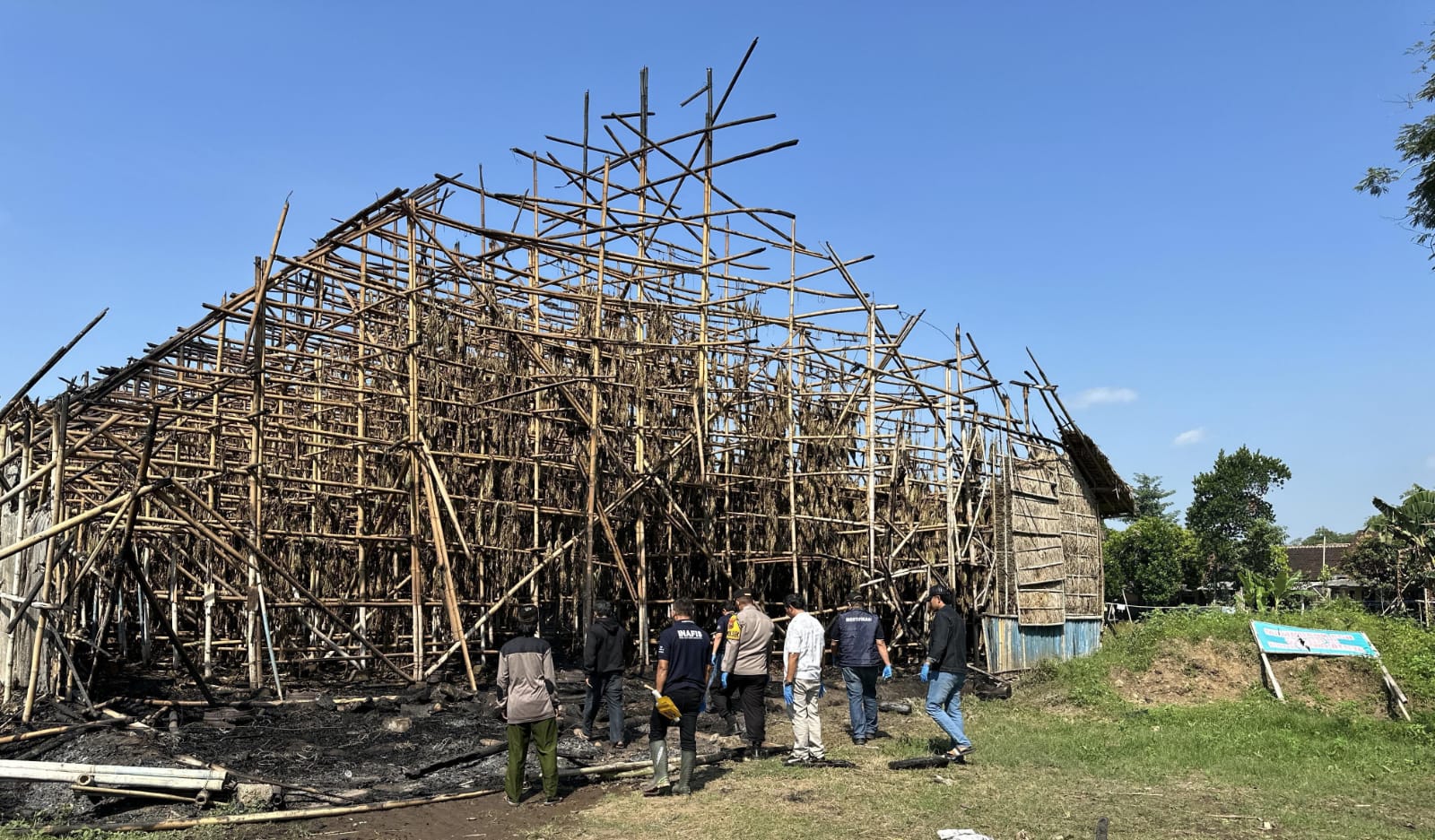DATANGI LOKASI: Tim Inafis Satreskrim Polres Jember melakukan olah TKP di lokasi kebakaran gudang pengeringan milik PTPN 1 Regional V, Kebun Ajung, Desa Panca karya, Kecamatan Ajung, Senin (4/8) pagi.
