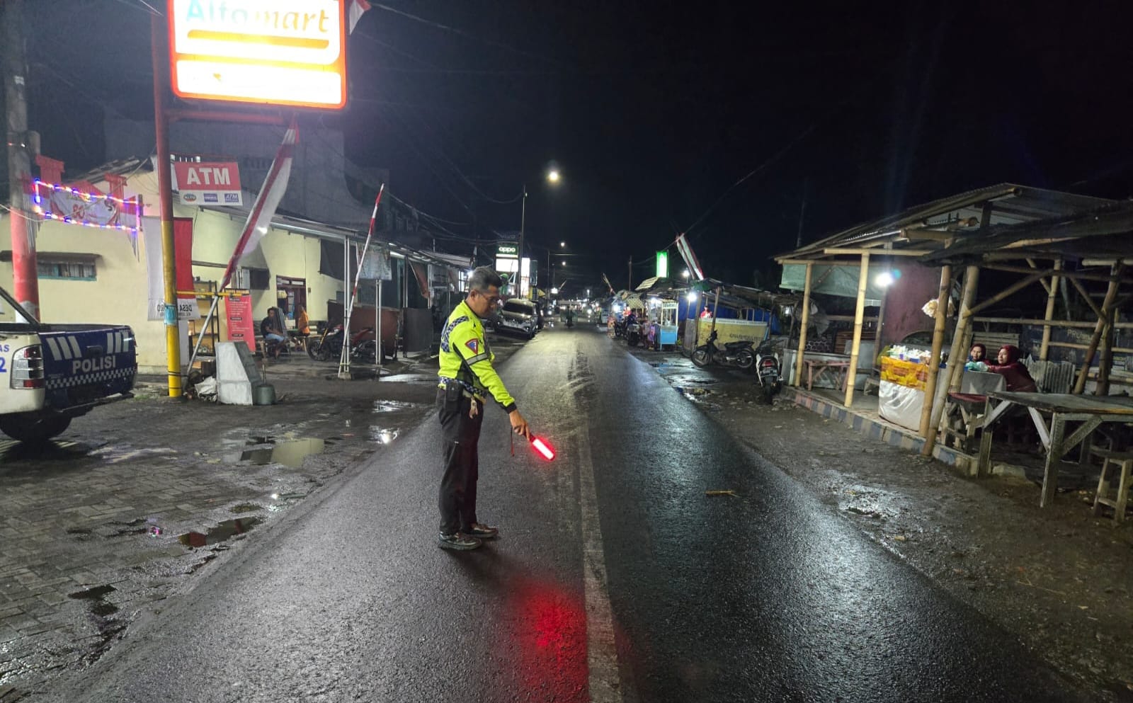 OLAH TKP: Anggota Satlantas Polres Jember meninjau lokasi kecelakaan yang menewaskan penyebrang jalan di Semboro.