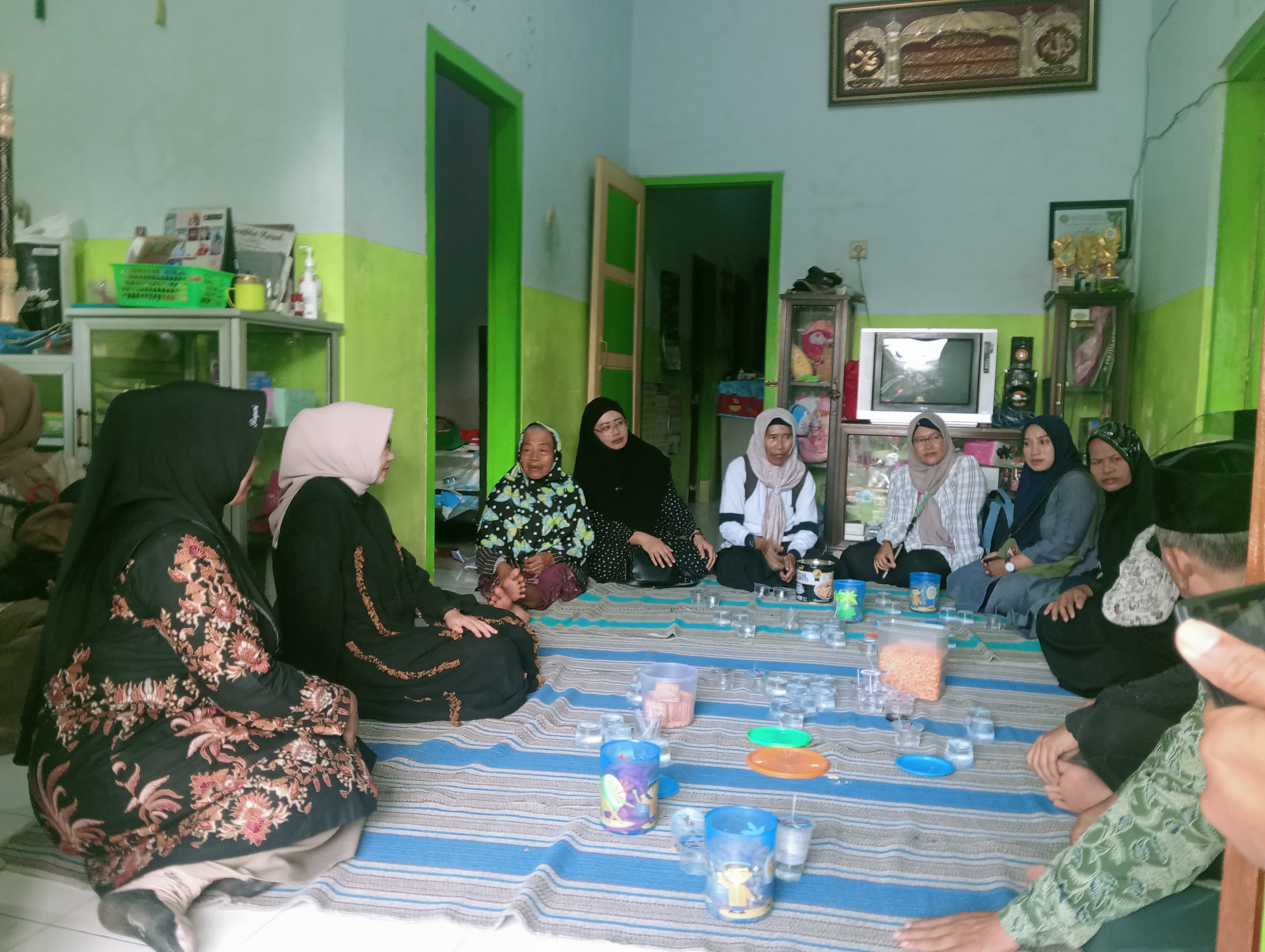 TAKZIAH: Bupati Lumajang Indah Amperawati saat mengunjungi rumah warga yang meninggal dunia saat melihat karnval sound horeg.(ATIEQSON MAR IQBAL/RAME)