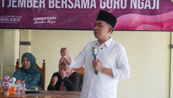 BERI ARAHAN: Bupati Fawait di sela-sela melangsungkan Bunga Desaku jilid 3 di Kecamatan Ambulu (28/7). Saat itu ia beraudiensi dengan sejumlah kepala sekolah SMP se-Jember kaitan kebijakan strategis p