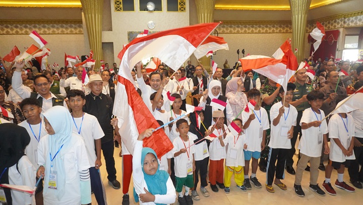 SEMANGAT 45: Bupati Jember Muhammad Fawait bersama Gubernur Jatim Khofifah Indar Parawansa, di sela-sela penyerahan bantuan sosial, bersama jajaran, di Pendopo Wahyawibawagraha Jember, Jumat (31/7).