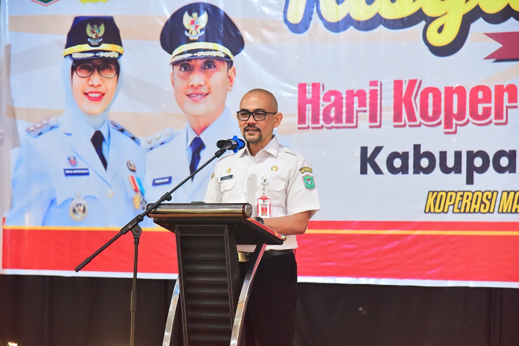SAMPAIKAN: Kepala Dinas Koperasi dan Perdagangan (Diskopindag) Lumajang, Muhammad Ridha, saat memberikan samputan dalam acara Harkopnas ke-78. (ADE APRYANIS/RAME)