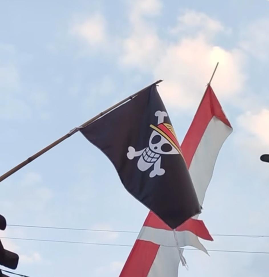 Bendera Indonesia yang berkibar bersamaan dengan bendera serial anime One Piece. (Foto. Instagram Mayangkara)