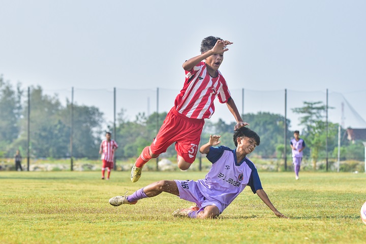 MENANG: Pemain muda Deltras FC U-13 ketika berduel dengan pemain Biting Putra Jaya di laga Piala Soeratin U13 zona Jatim.