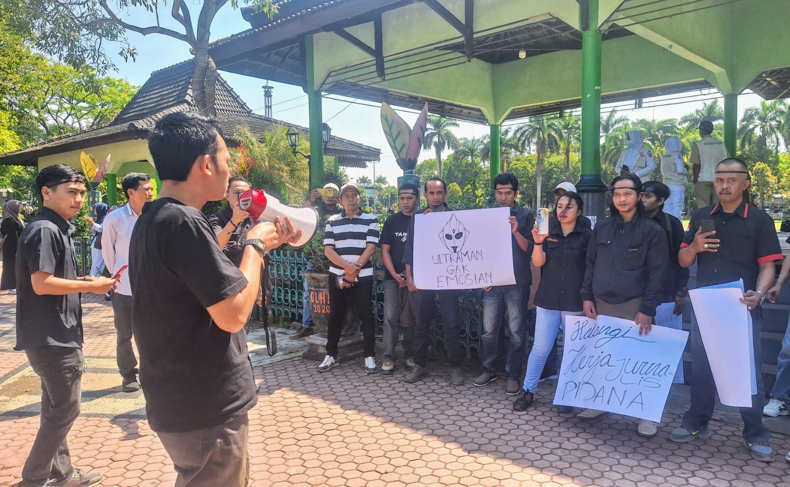 Jurnalis Bondowoso saat melakukan aksi damai, di Alun-alun Bondowoso, sebagai bentuk solidaritas atas kasus kekerasan yang menimpa jurnalis asal Situbondo, Senin (4/8). (Ilham Wahyudi/Radar Ijen)