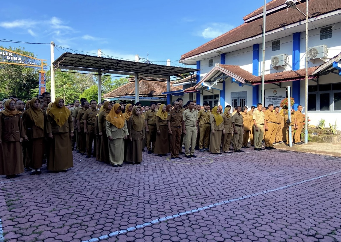BERBARIS: Sejumlah ASN Bondowoso saat mengikuti apel pagi di salah satu kantor OPD beberapa waktu lalu. (FAQIH HUMAINI/RADAR IJEN)