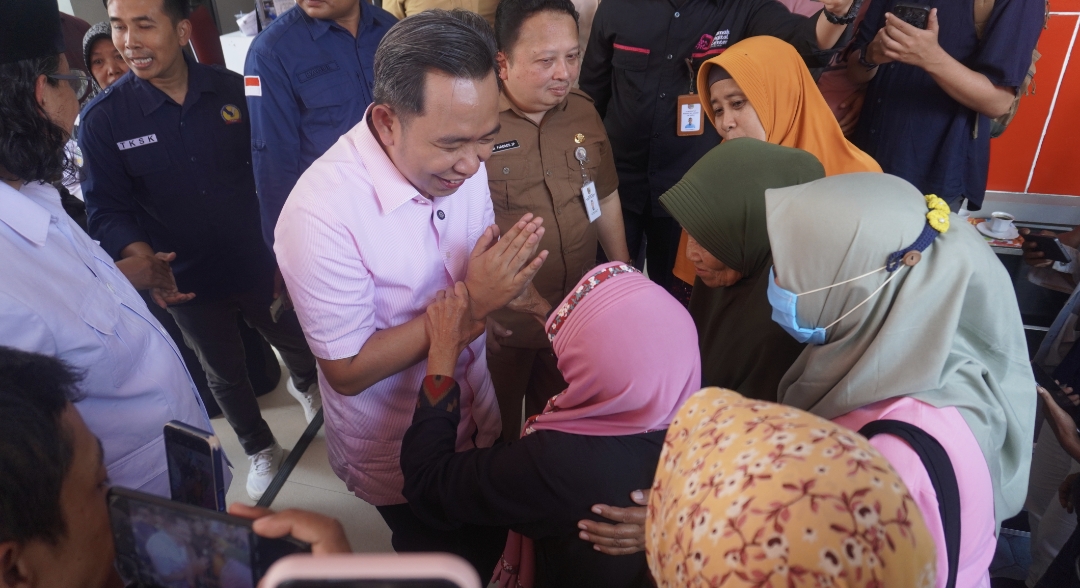 Bupati Jember Muhammad Fawait saat menyapa lansia yang akan mengikuti program bakti sosial, operasi katarak gratis, di RSD Kalisat, Jember, (5/8). (Maulana/Radar Jember)