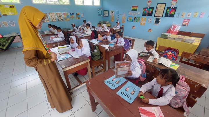 DIGABUNG: Siswa kelas 1 dan 2 SDN Banjarsari 04, Kecamatan Bangsalsari harus digabung tanpa penyekat, karena ruangannya kurang.