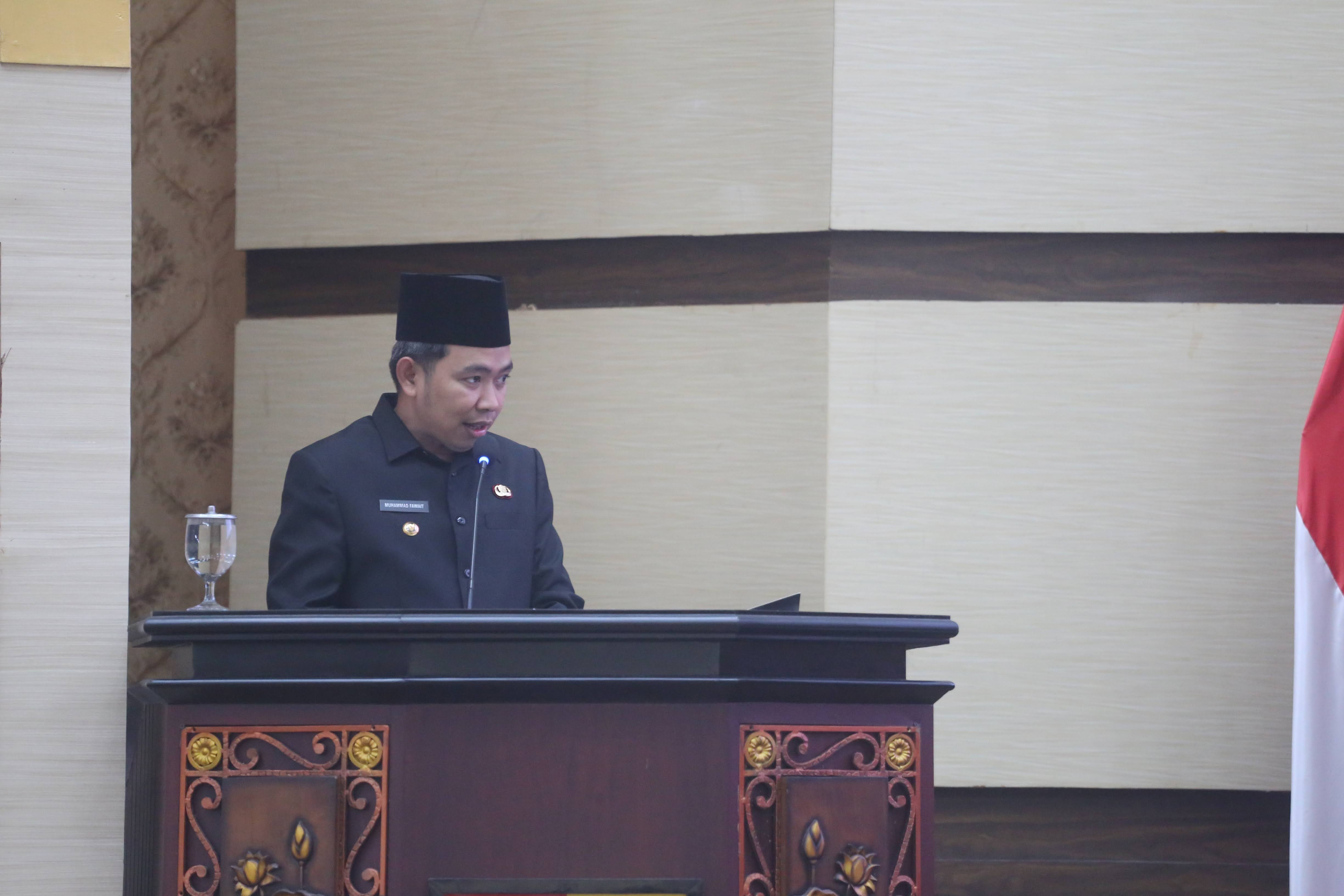 SAMPAIKAN TANGGAPAN: Bupati Jember Muhammad Fawait menyampaikan pidato dalam paripurna di gedung DRPD Jember.
