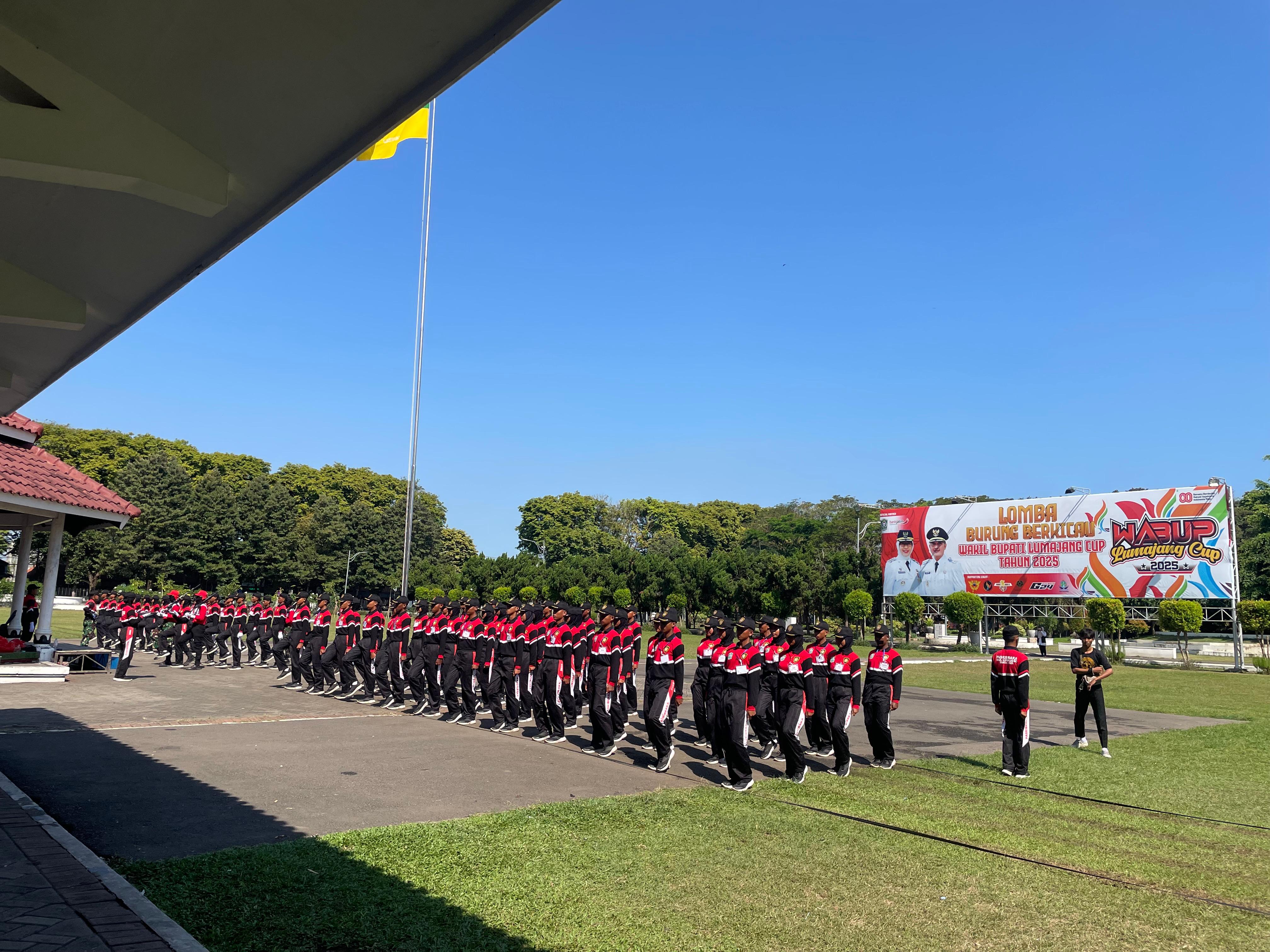 SEMANGAT: Peserta paskibarka rutin melakukan latihan di Alun-alun Lumajang setiap harinya, untuk menyambut hari Kemerdekaan RI. (ADE APRYANIS/RAME)