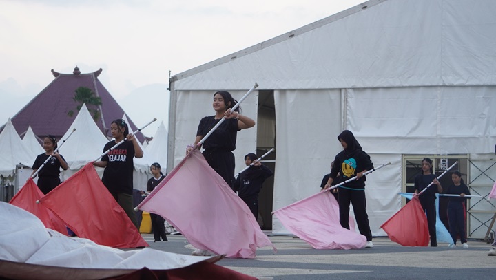 BERLATIH: Para performer JFC berlatih di venue utama di depan gedung Pemkab Jember, kemarin (5/8).