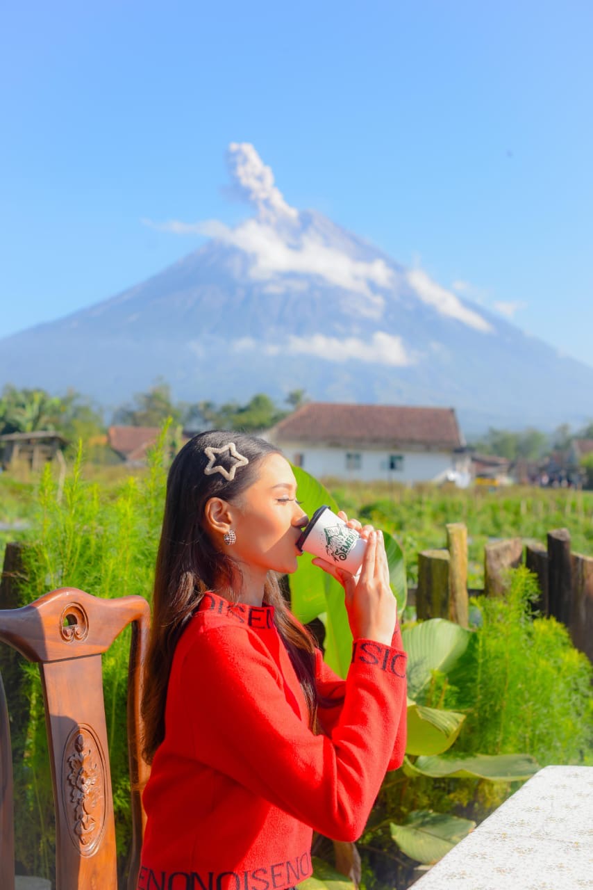 MEGAH: Penampakan Gunung Semeru yang terlihat dari Teras Semeru, yang terletak di Kecamatan Pronojiwo.(DWI JUNIARTO FOR RAME)