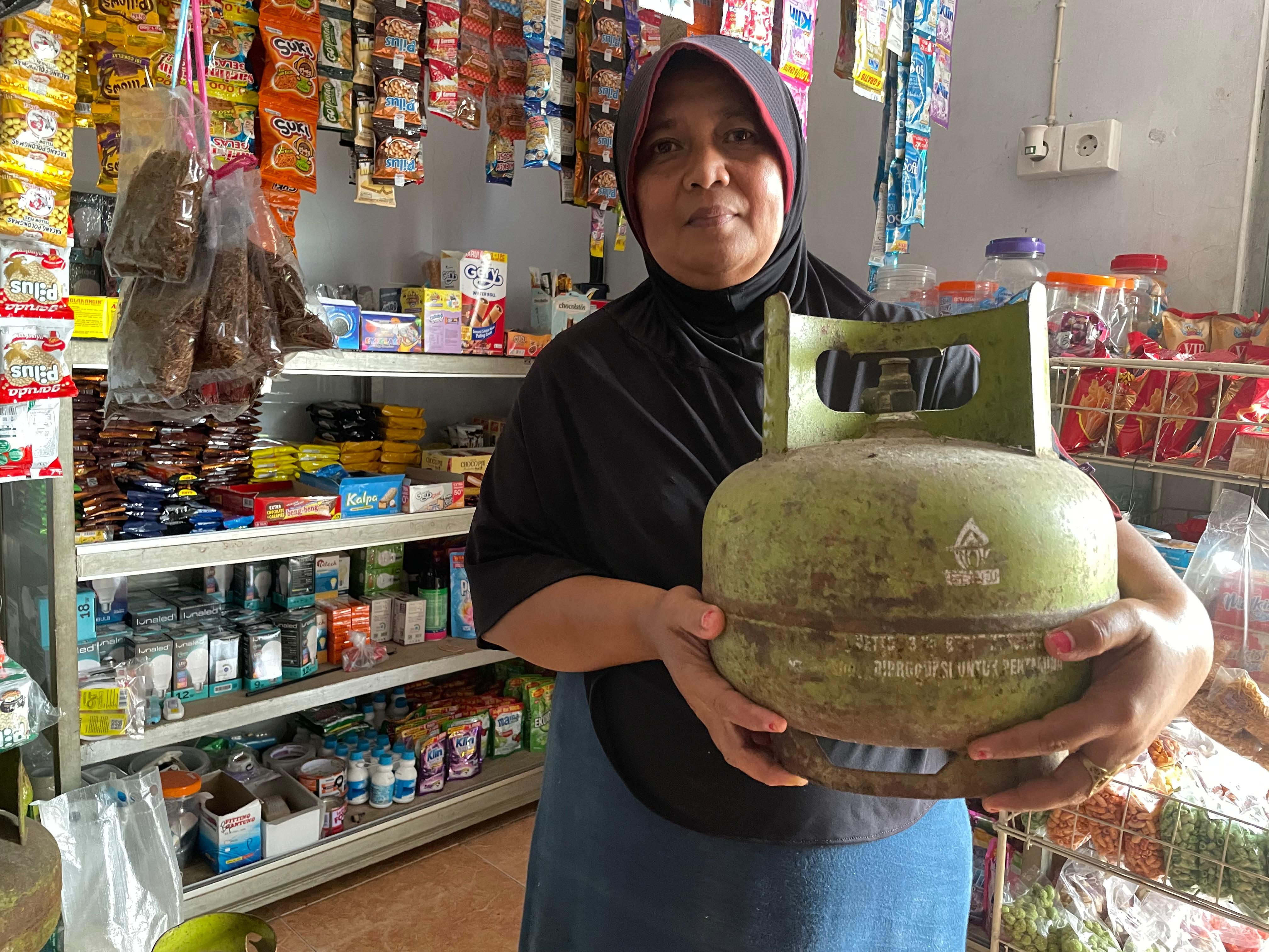 TERBATAS: Konsumen gas LPG 3 Kilogram sempat sulit didapatkan oleh warga di kawasan Pronojiwo.(ADE APRYANIS/RAME)