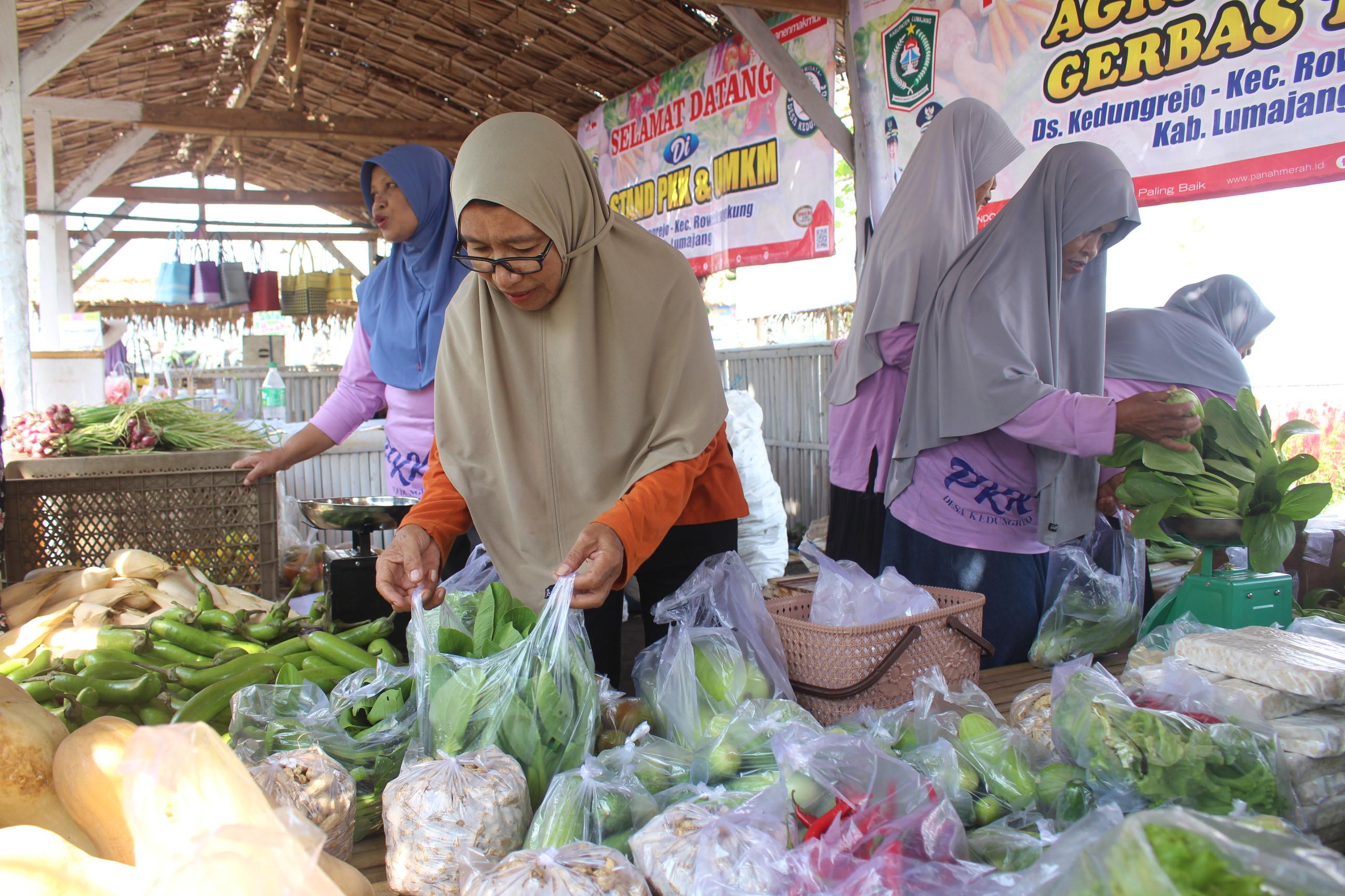 DIBORONG: Pembeli dari berbagai desa rela datang ke Gerbas Tani yang terletak di Desa Kedungrejo, Kecamatan Rowokangkung untuk memborong sayuran murah, kemarin. (ADE APRYANIS/RAME)