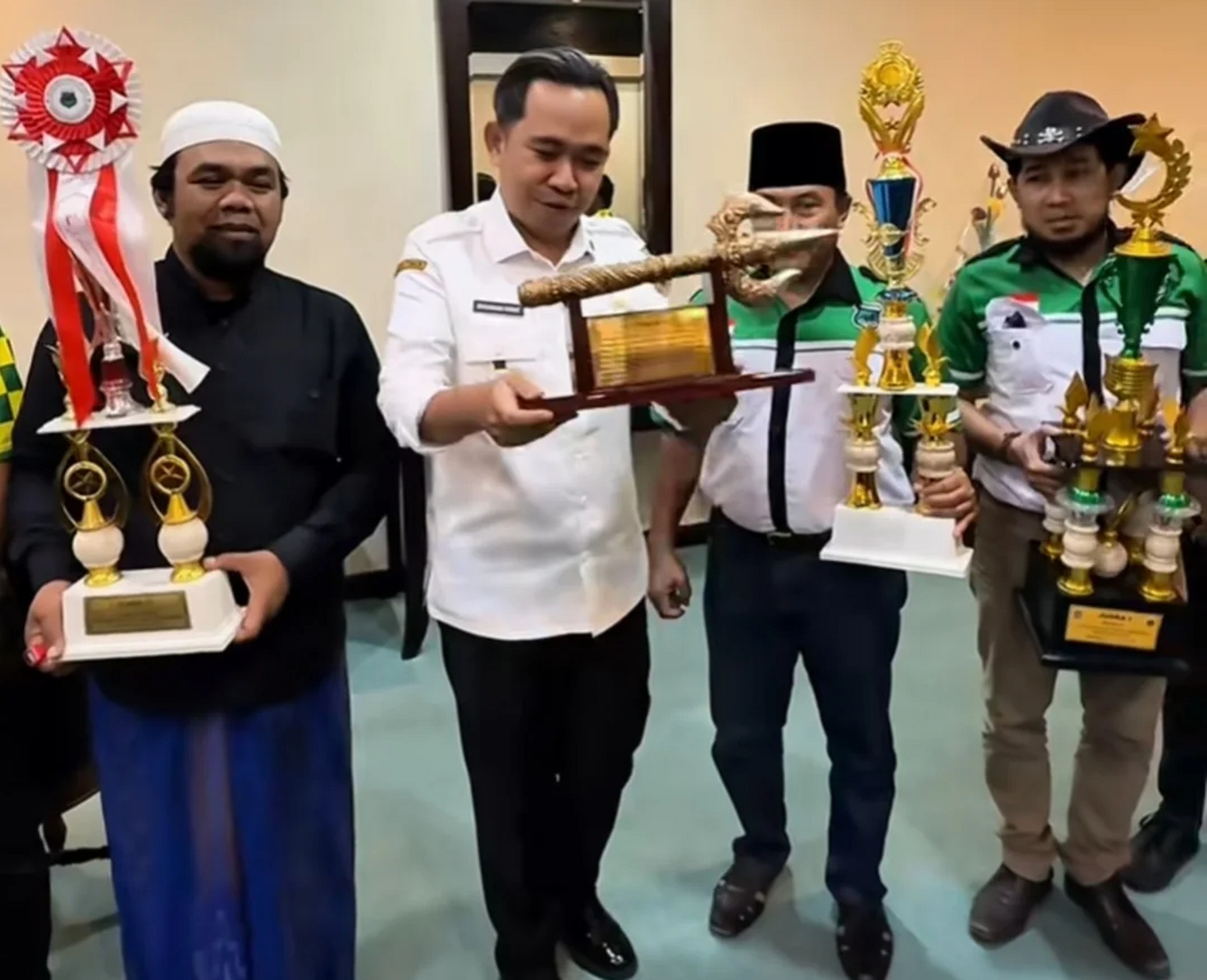 DUKUNG PRESTASI ATLET: Bupati Jember Muhammad Fawait saat menerima kunjungan atlet dan ofisial cabor berkuda di Pendapa Wahyawibawagraha, Rabu (6/8).