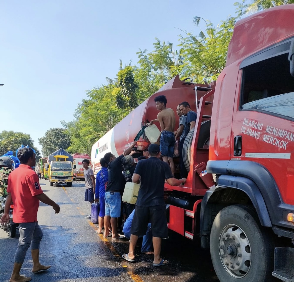 BOCOR: Truk tangki milik pertamina yang membawa BBM Jenis Solar mengalami kebocoran pasca kecelakaan di Kawasan Kedungjajang.