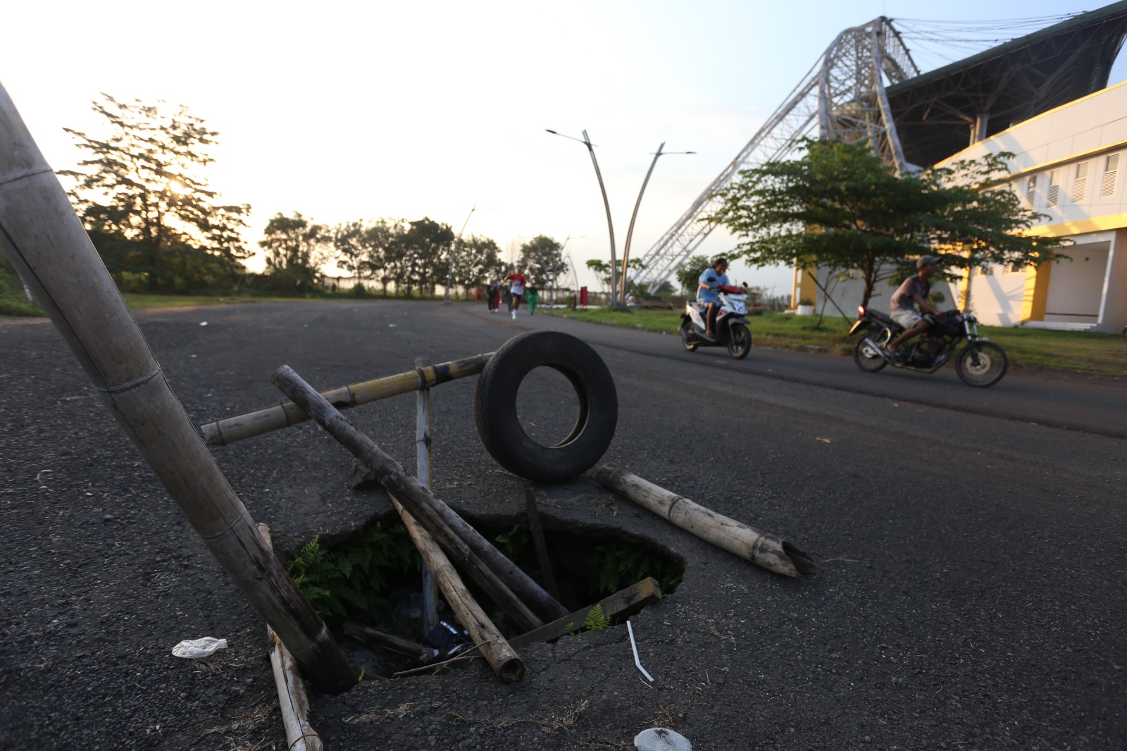 MEMBAHAYAKAN: Lubang menganga tampak menghiasi pelataran Stadion JSG, keberadaannya bisa saja membahayakan pengunjung, kemarin (6/8)